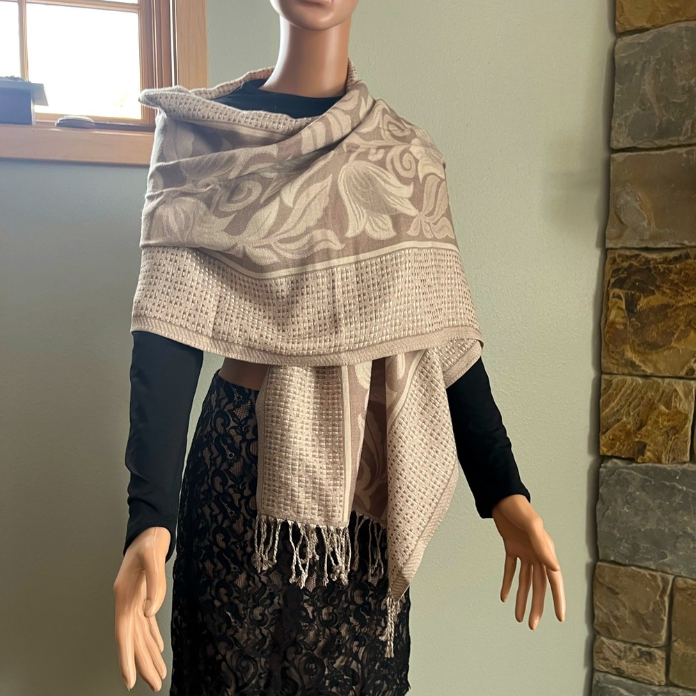 Fringe wrap in beige and cream